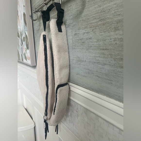NWT new FREE PEOPLE overachiever Sherpa sling bag white champagne fuzzy - Picture 13 of 17
